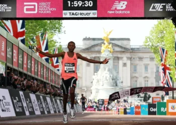 Queniano se torna primeiro atleta a correr maratona abaixo de 2 horas