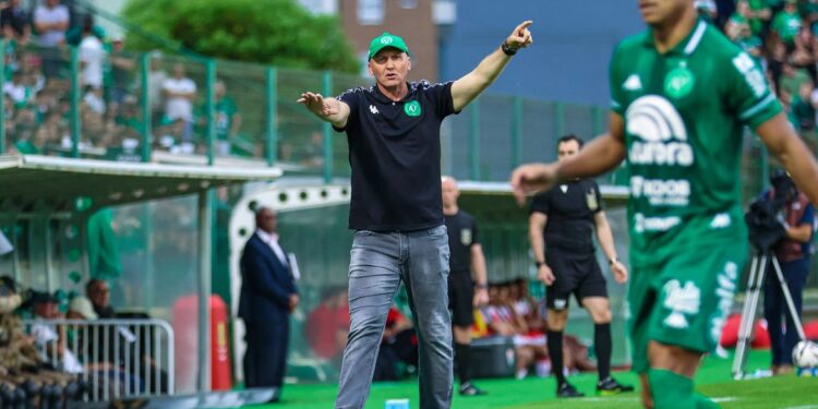 Chapecoense anuncia demissão do técnico Gilmar Dal Pozzo