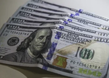 Dólar volta a R$ 5, e bolsa cai com tensão no Oriente Médio