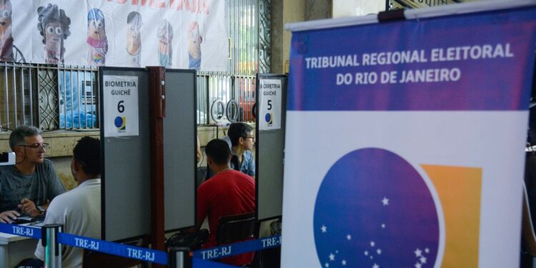 TRE-RJ faz plantão para regularizar situação de eleitores