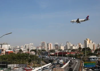 Empresas aéreas terão linha de crédito para enfrentar alta de custos