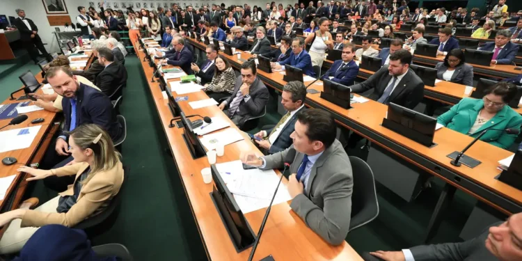 CCJ da Câmara retoma análise do fim da escala 6×1 nesta quarta