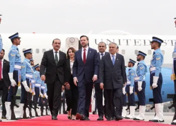 Sem acordo de paz entre EUA e Irã, Trump promete fechar Ormuz