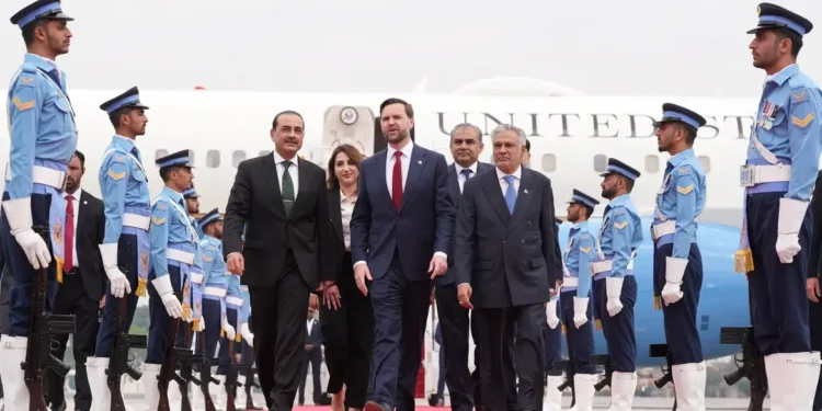 Sem acordo de paz entre EUA e Irã, Trump promete fechar Ormuz