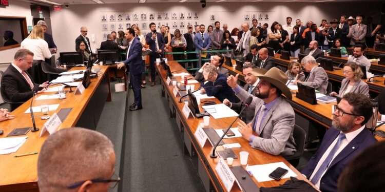 Conselho de Ética suspende três deputados por motim na Câmara