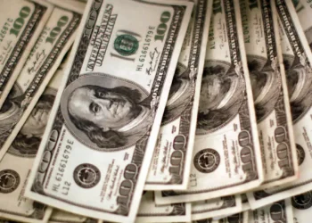 Dólar cai para R$ 5 e bolsa sobe com alívio no Oriente Médio