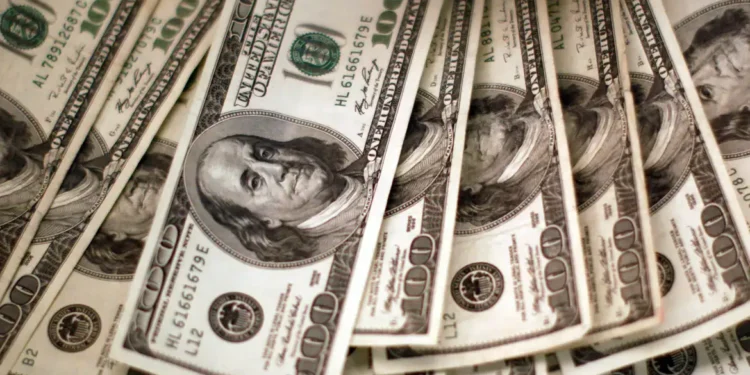 Dólar cai para R$ 5 e bolsa sobe com alívio no Oriente Médio