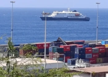 Passageiros começam a deixar navio onde houve surto de hantavírus