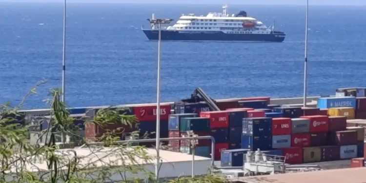 Passageiros começam a deixar navio onde houve surto de hantavírus