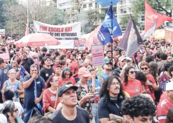 Manifestação em SP pede fim da escala 6×1 e ações contra o feminicídio