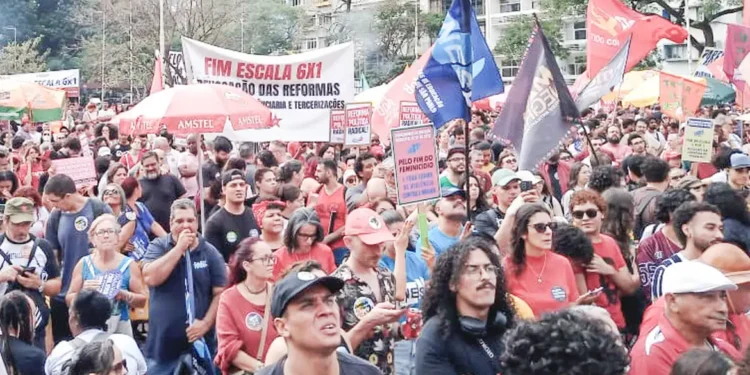 Manifestação em SP pede fim da escala 6×1 e ações contra o feminicídio