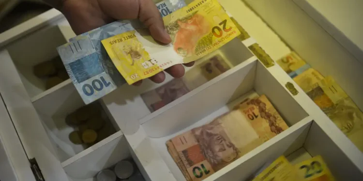 Inflação usada para corrigir salários acumula 4,11% em 12 meses