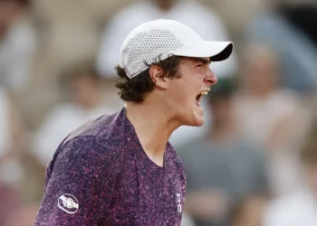 João Fonseca vira sobre croata e vai encarar Djoko em Roland Garros