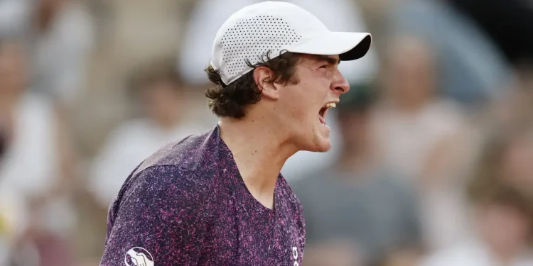 João Fonseca vira sobre croata e vai encarar Djoko em Roland Garros