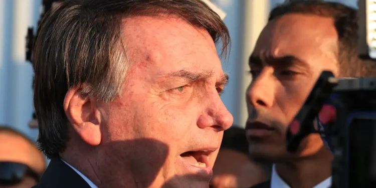 Bolsonaro tem alta hospitalar após passar por cirurgia no ombro