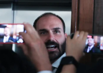 PGR pede ao Supremo condenação de Eduardo Bolsonaro por coação