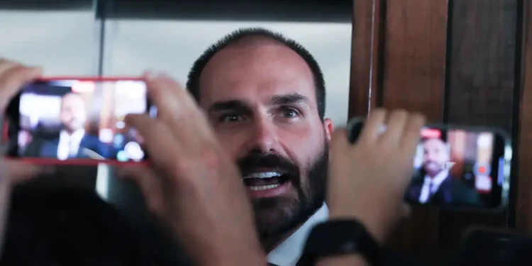 PGR pede ao Supremo condenação de Eduardo Bolsonaro por coação