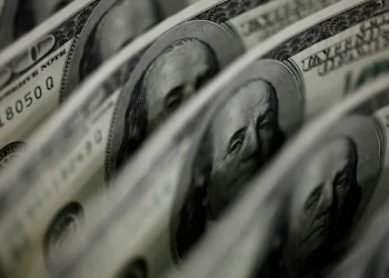 Dólar cai a R$ 4,91 e fecha no menor valor em 27 meses