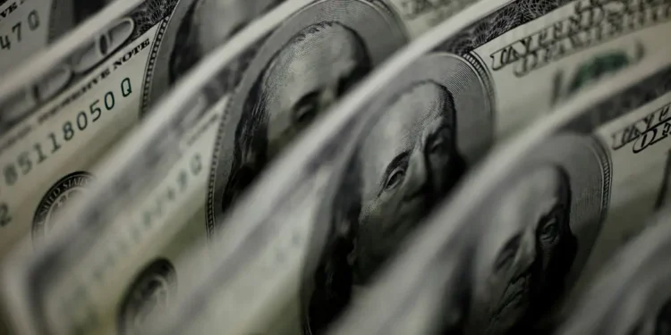Dólar cai a R$ 4,91 e fecha no menor valor em 27 meses