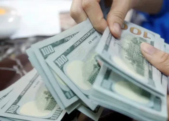 Dólar sobe para R$ 5,06; bolsa cai com IPCA-15 e recuo do petróleo