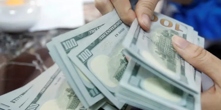 Dólar sobe para R$ 5,06; bolsa cai com IPCA-15 e recuo do petróleo