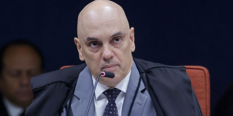 Moraes pede parecer da PGR sobre incluir Jair e Flávio em inquérito