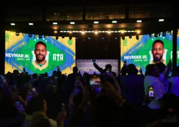 Neymar não treina em apresentação e preocupa a duas semanas da Copa