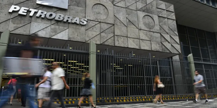 Petrobras anuncia alta de R$ 0,04 na gasolina vendida a distribuidoras