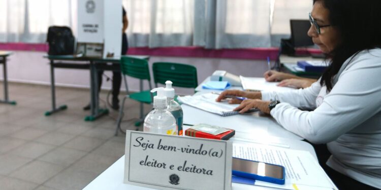 Eleições 2026: eleitor pode se inscrever para ser mesário voluntário