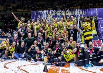 Praia Clube bate Minas e fatura título da Superliga Feminina de vôlei