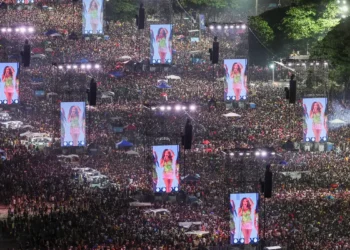 Mais de 2 milhões de pessoas assistem ao show de Shakira em Copacabana