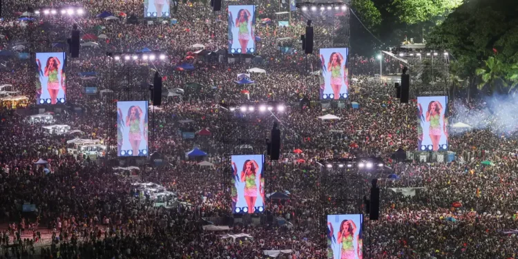 Mais de 2 milhões de pessoas assistem ao show de Shakira em Copacabana