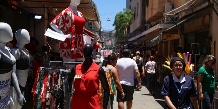 Novo Desenrola: juros altos pressionam endividamento das famílias