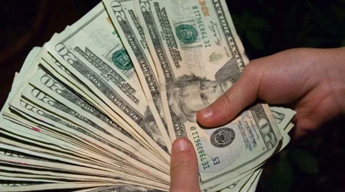 Dólar abre em alta nesta terça e vai para R$ 5,18 após ata do Copom