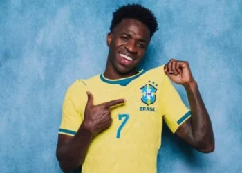 Com gol na estreia, Vini Jr iguala feito Ronaldinho Gaúcho em Copas