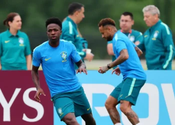 Com dúvida na direita, Brasil encerra preparação para encarar Escócia