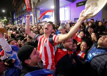 As seis dezenas do concurso 3.025 da Mega-Sena serão sorteadas, a partir das 21h (horário de Brasília), no Espaço da Sorte, localizado na Avenida Paulista, nº 750, em São Paulo.  O prêmio da faixa principal está acumulado e estimado em R$ 23 milhões.  Por se tratar de um concurso com final cinco, ele recebe um adicional das arrecadações dos cinco concursos anteriores, conforme regra da modalidade.  As apostas podem ser feitas até as 20h (horário de Brasília), nas lotéricas e pela internet, no portal das Loterias Caixa.   O jogo simples, com seis números marcados, custa R$ 6.  >>Siga o canal da Agência Brasil no WhatsApp    O sorteio terá transmissão ao vivo pelo canal da Caixa no YouTube e no Facebook das Loterias Caixa.