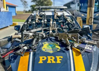 PRF apreende 26 fuzis durante abordagem a caminhão no Paraná