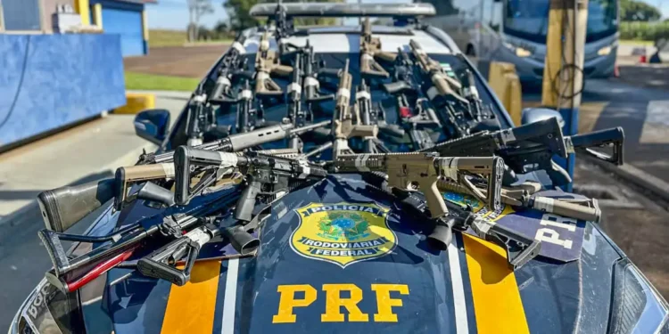 PRF apreende 26 fuzis durante abordagem a caminhão no Paraná