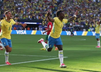 Raphinha, Vini Jr. e Douglas Santos se destacam nos números da estreia