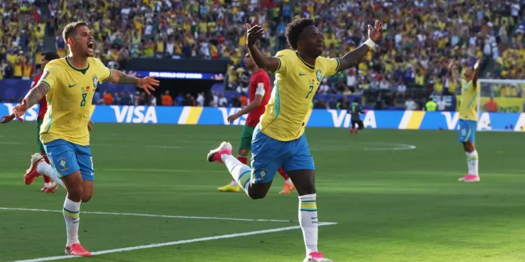 Raphinha, Vini Jr. e Douglas Santos se destacam nos números da estreia