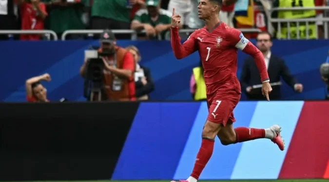 Cristiano Ronaldo se tornou o primeiro jogador a marcar gols em seis edições diferentes de Copas do Mundo - (crédito: Paul ELLIS / AFP)