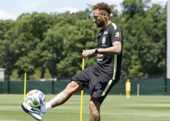 Neymar volta a treinar com a seleção a 2 dias do jogo contra o Haiti