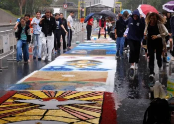 Fiéis enfrentam chuva para fazer tapetes de Corpus Christi no Rio