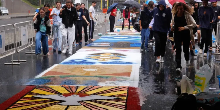 Fiéis enfrentam chuva para fazer tapetes de Corpus Christi no Rio