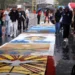 Fiéis enfrentam chuva para fazer tapetes de Corpus Christi no Rio