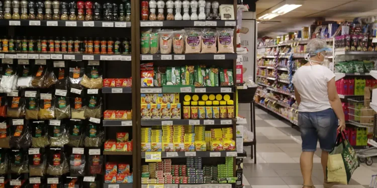 Fabricação de produto alimentício gerou mais emprego em 2024, diz IBGE