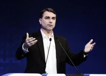 Flávio fala contra sobretaxas e defende Pix durante negociação com os EUA