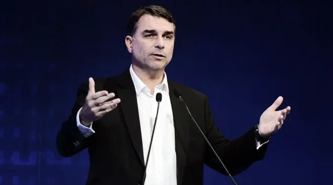Flávio fala contra sobretaxas e defende Pix durante negociação com os EUA