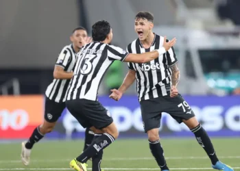 Com gol no último lance, Botafogo bate Santos na volta do Brasileirão